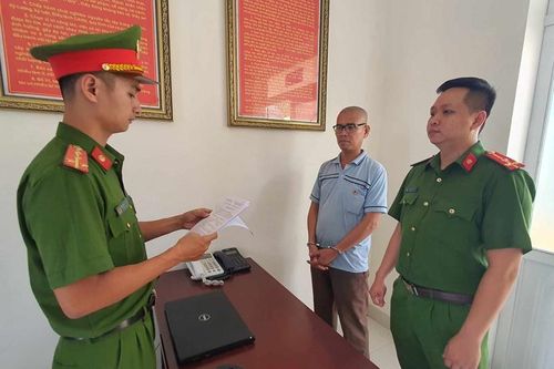 Bắt giam người chồng dùng dao đâm vợ rồi tự sát