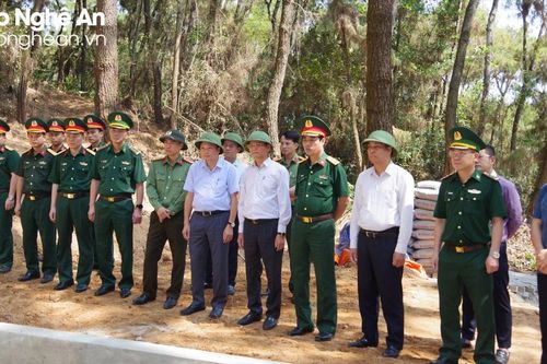 Phó Chủ tịch Thường trực UBND tỉnh Lê Hồng Vinh kiểm tra công tác chuẩn bị diễn tập khu vực phòng thủ tại Quỳnh Lưu