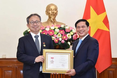 Trao tặng Kỷ niệm chương 'Vì sự nghiệp ngoại giao Việt Nam' cho Đại sứ Nhật Bản