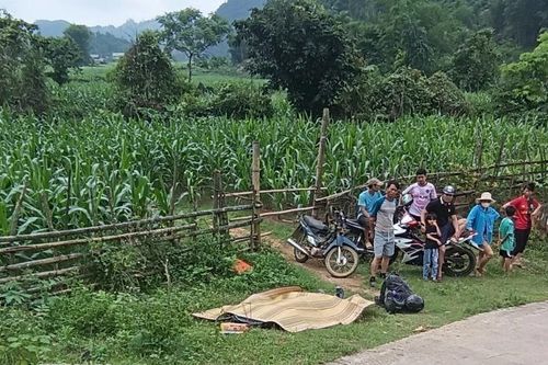 Hòa Bình: Xe máy lao xuống vực sâu, hai vợ chồng người Đức thương vong