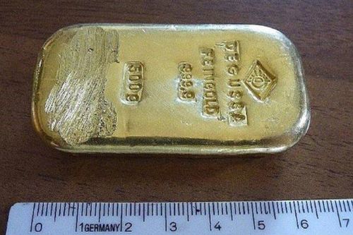 Đi bơi, cô gái bất ngờ vớt được nửa cân vàng dưới hồ