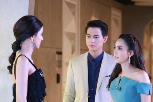 Cô bạn thân xinh đẹp tới nhà ăn tối, nghe lỏm chồng nói với bạn một câu tôi chỉ muốn ly hôn