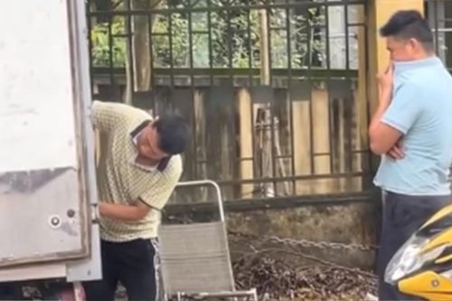 Ghét mùi sầu riêng nhưng vợ lại nhờ đi mua, người chồng có hành động khiến CĐM cười ngất