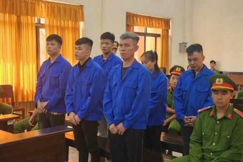 'Phần thưởng' cho gia đình ỷ đông đàn áp láng giềng