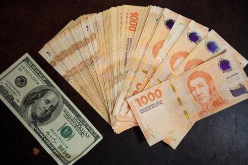 Lạm phát gần 300%, Argentina phát hành tờ tiền mệnh giá 'siêu to'