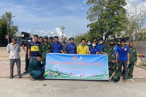 Thanh niên Tri Tôn tình nguyện thu gom rác thải vùng biên giới