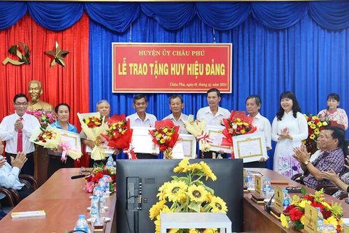 Ban Thường vụ Huyện ủy Châu Phú trao Huy hiệu Đảng đối với đảng viên cao niên tuổi Đảng