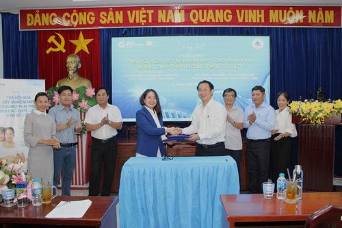 Gene Solutions trao tặng 55 mẫu xét nghiệm triSure NIPT, trị giá hơn 100 triệu đồng cho thai phụ An Giang