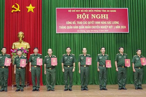 Bộ đội Biên phòng An Giang trao quyết định nâng bậc lương, thăng quân hàm