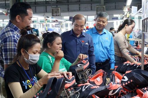 Đoàn Đại biểu Quốc hội tỉnh An Giang thăm và tặng quà công nhân lao động