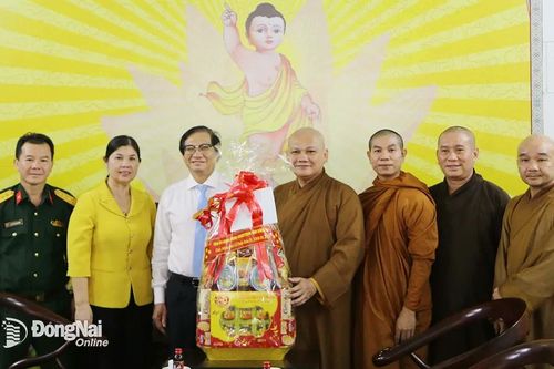 Phó chủ tịch UBND tỉnh Nguyễn Sơn Hùng thăm, chúc mừng Phật đản tại Long Thành