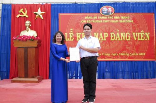 Chi bộ Trường THPT Phạm Văn Đồng: Kết nạp đảng viên cho một học sinh