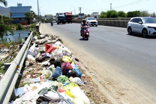 Đổ rác bừa bãi ở đầu cầu