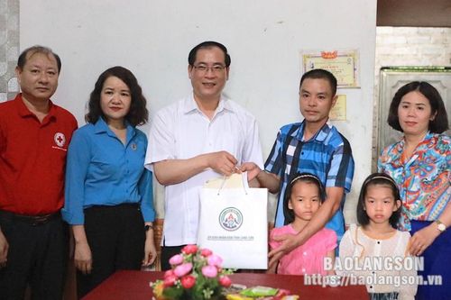 Đoàn công tác của tỉnh thăm, tặng quà người lao động và thân nhân người lao động bị tai nạn lao động tại huyện Chi Lăng