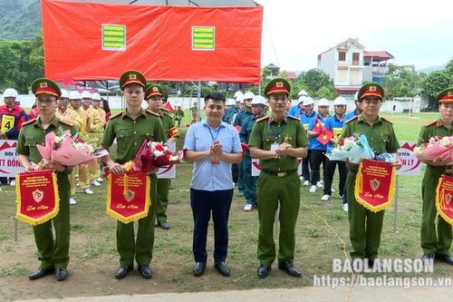 Chi Lăng tổ chức hội thi nghiệp vụ chữa cháy và cứu nạn cứu hộ 'Tổ liên gia an toàn phòng cháy, chữa cháy'