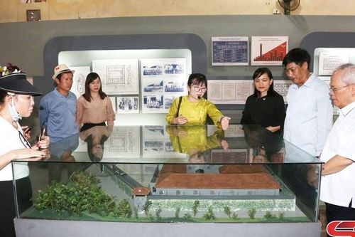 Đồng chí nguyên Chủ nhiệm Ủy ban Kiểm tra Trung ương thăm di tích lịch sử trên địa bàn thành phố Sơn La