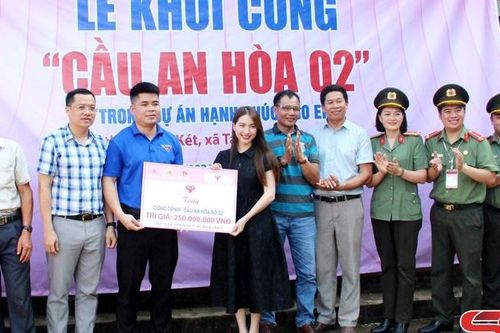 Ca sĩ Hòa Minzy tài trợ 250 triệu đồng xây cầu tại bản Két