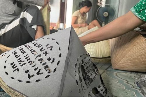 Kỳ công làm nón bài thơ