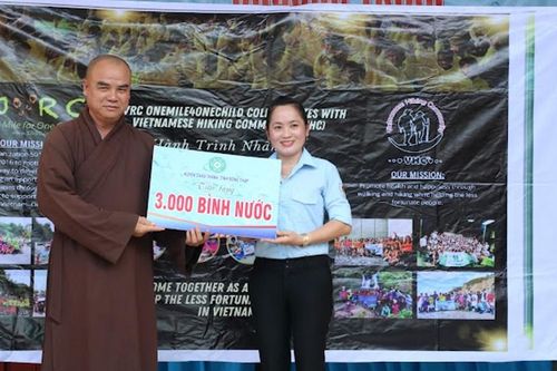 Bến Tre: Phật giáo H.Châu Thành (Đồng Tháp) tặng nước uống cho học sinh các trường học H.Giồng Trôm