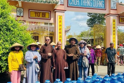 Vận chuyển nước ngọt tặng bà con vùng hạn mặn tại Bến Tre