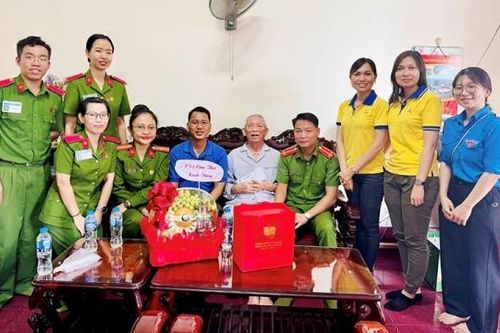 PNJ miền Tây phối hợp cùng trường Đại học Cảnh sát nhân dân thăm hỏi, tặng quà tri ân các cựu chiến binh Chiến dịch Điện Biên Phủ