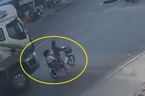 Bà ngoại bị thương, bé gái tử vong trên đường đến trường