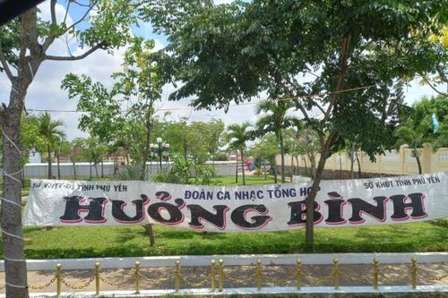 Đoàn ca nhạc tư nhân ghi danh cơ quan Nhà nước trên băng rôn quảng cáo