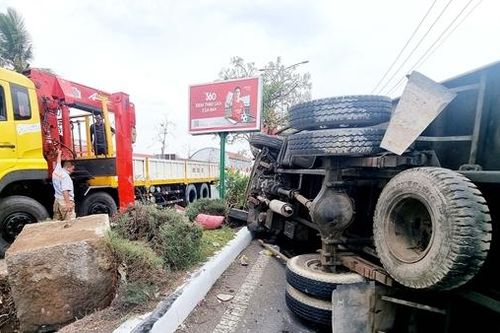 Tránh người qua đường, xe tải lật làm tài xế kẹt trong ca bin