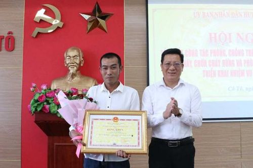 Tặng bằng khen ngư dân dũng cảm cứu sống 4 người trên biển
