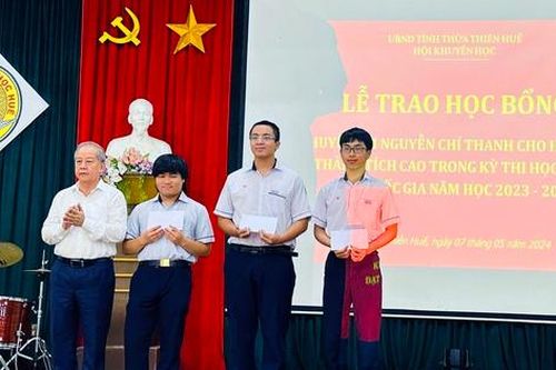 Hội Khuyến học Thừa Thiên Huế trao học bổng khuyến tài Nguyễn Chí Thanh cho học sinh giỏi