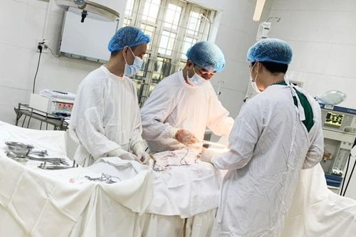 Phẫu thuật thành công khối u nang nặng hơn 3 kg tại bệnh viện tuyến huyện