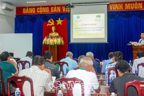 Bồi dưỡng kỹ năng sư phạm cho giáo viên dạy chữ Khmer