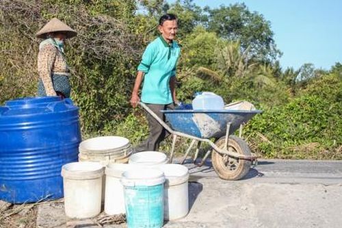 Long An: Trắng đêm 'ngóng' nước sạch