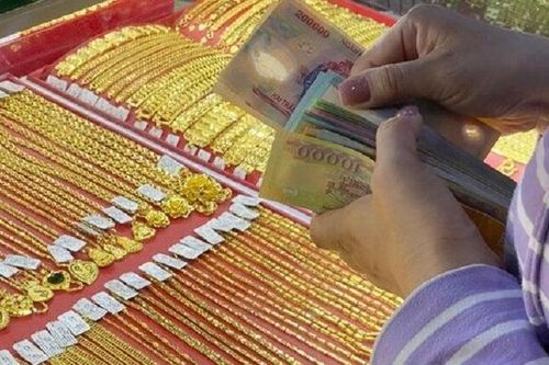 Cấm mua bán vàng bằng tiền mặt: Mua nửa chỉ cũng phải chuyển khoản là vô lý