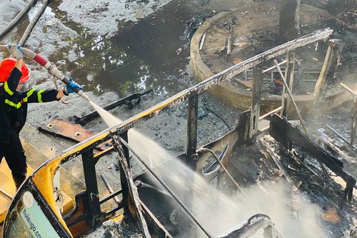 Cháy rụi 40 xe điện trong khuôn viên Trường CĐ Điện lực Miền Trung