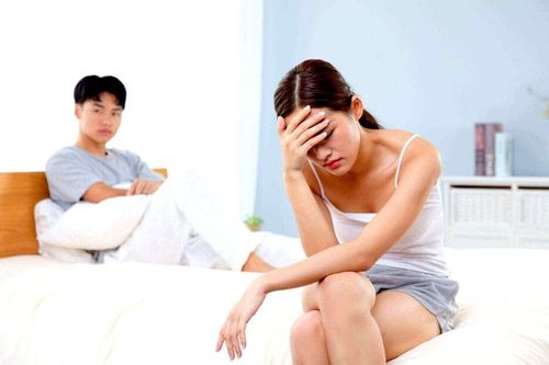 Chồng coi mẹ tôi như người giúp việc nhưng không chịu trả lương