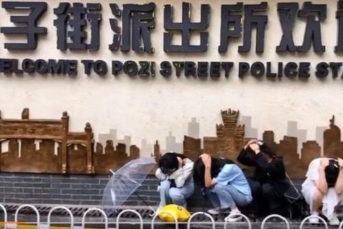 Khó hiểu giới trẻ Trung Quốc đua nhau đóng giả tội phạm bị bắt để chụp ảnh
