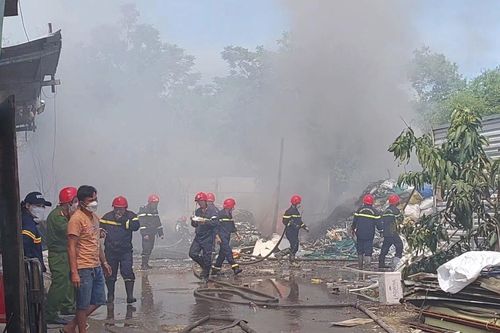 Cháy nhà kho ở Đà Nẵng, khói lửa bốc lên ngùn ngụt