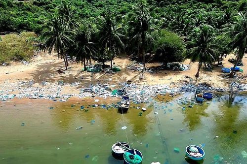 Vịnh Vũng Rô ngập rác thải, dọn mãi không xong