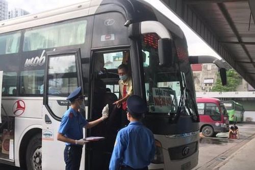 Hà Nội: Xử phạt hơn 900 xe hợp đồng chở khách vi phạm