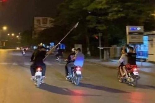 Nhóm thanh thiếu niên mang hung khí, thấy ai 'ngứa mắt' là đuổi đánh