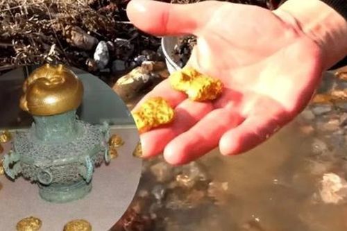 Hì hục đào mương, 3 anh em bất ngờ tìm thấy bình cổ đựng 40kg toàn vật thể bằng vàng