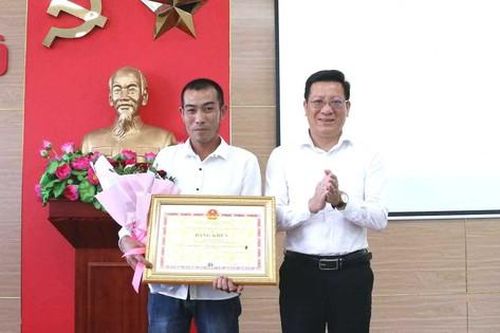 Dũng cảm cứu sống 4 người trên biển, ngư dân được Chủ tịch tỉnh tặng Bằng khen