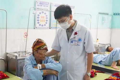 Cắt khối u buồng trứng cho cụ bà 102 tuổi