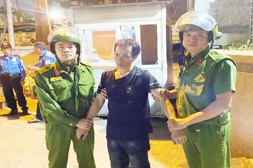 Cảnh sát trật tự bắt 'nóng' tên trộm trên đường tuần tra