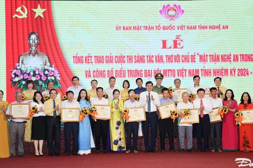 Trao giải cuộc thi sáng tác thơ văn 'Mặt trận Nghệ An trong lòng dân'