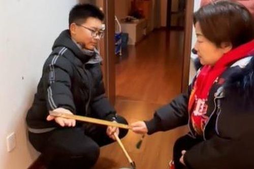 'Siêu bảo mẫu' khét tiếng dạy con giúp người khác bằng búa và roi