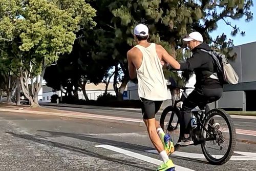 Bị tước chức vô địch marathon vì uống chai nước của cha