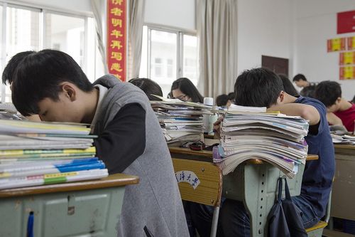 'Siêu bảo mẫu' bắt trẻ đập nát, vứt bỏ đồ chơi để chăm học hơn