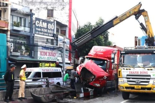 Đồng Nai: xe container đâm vào hầm chui ngã ba Vũng Tàu